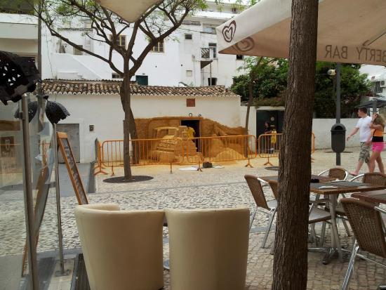 D&C Cocktail & Karaoke Bar